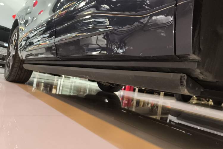 Used Lincoln Nautilus 2023 2.0T All-Wheel-Drive Zunrui Hybrid Version Left Side Sill