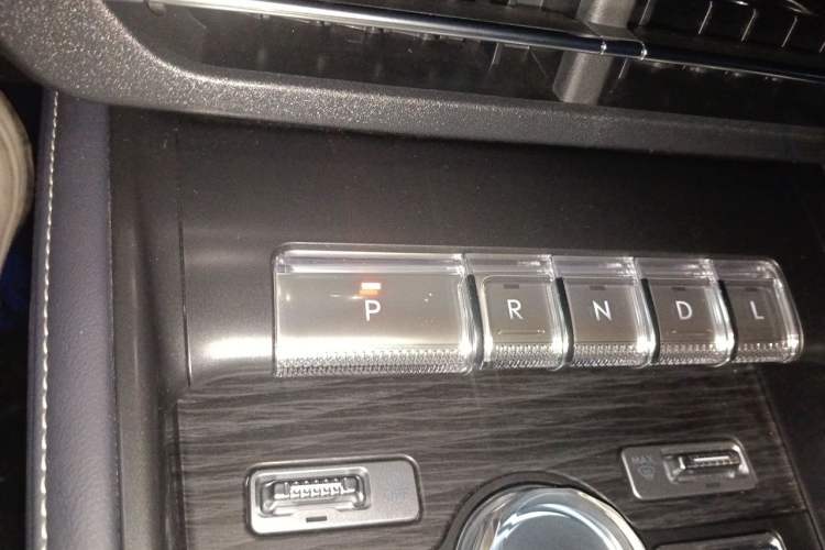 Used Lincoln Nautilus 2023 2.0T All-Wheel-Drive Luxury Edition Gear Lever