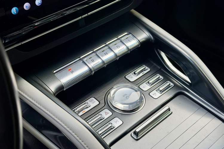 Used Lincoln Nautilus 2023 2.0T All-Wheel-Drive Luxury Hybrid Edition Interior 5