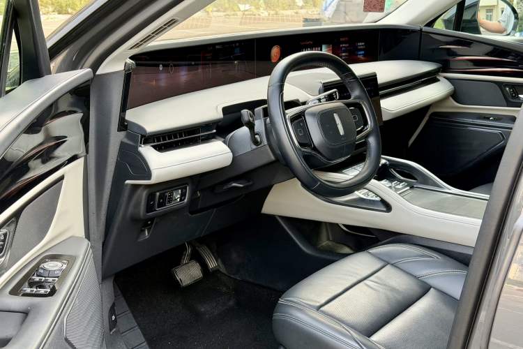 Used Lincoln Nautilus 2023 2.0T All-Wheel-Drive Luxury Hybrid Edition Interior 6