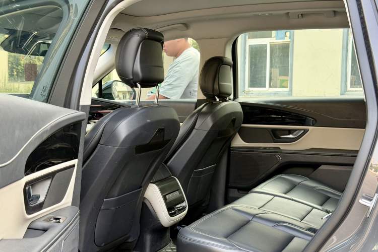 Used Lincoln Nautilus 2023 2.0T All-Wheel-Drive Luxury Hybrid Edition Interior 7