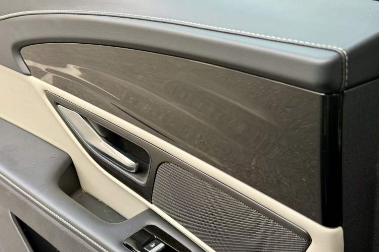 Used Lincoln Nautilus 2023 2.0T All-Wheel-Drive Luxury Hybrid Edition Interior 8