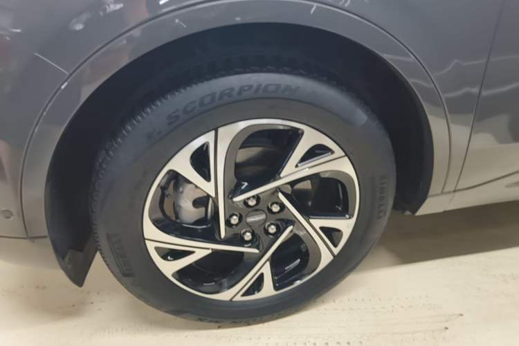 Used Lincoln Nautilus 2023 2.0T All-Wheel-Drive Luxury Hybrid Edition Left Front Wheel Hub