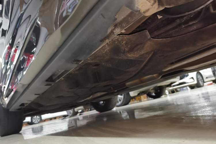 Used Lincoln Nautilus 2023 2.0T All-Wheel-Drive Luxury Hybrid Edition Left Side Sill