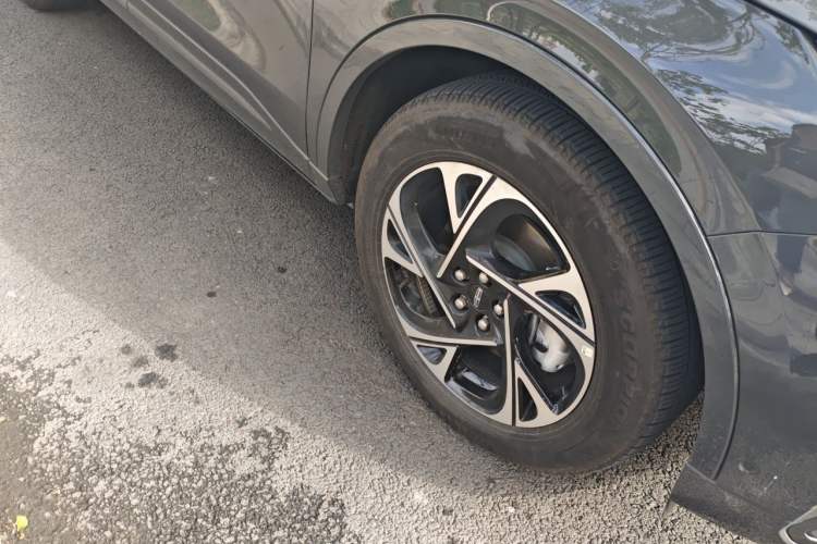 Used Lincoln Nautilus 2023 2.0T All-Wheel-Drive Luxury Hybrid Edition Right Front Wheel Hub