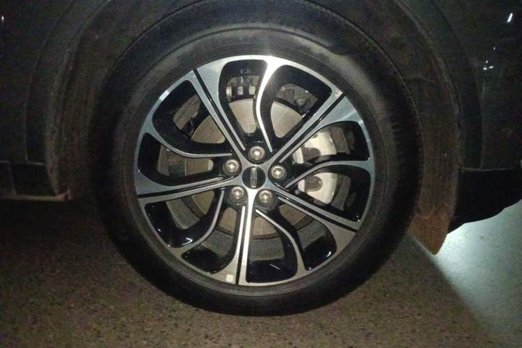 Used Lincoln Nautilus 2023 2.0T All-Wheel-Drive Luxury Edition Right Front Wheel Hub