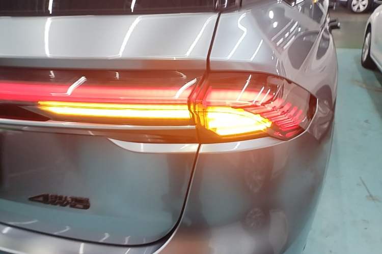 Used Lincoln Nautilus 2023 2.0T All-Wheel-Drive Luxury Edition Right Rear Taillight