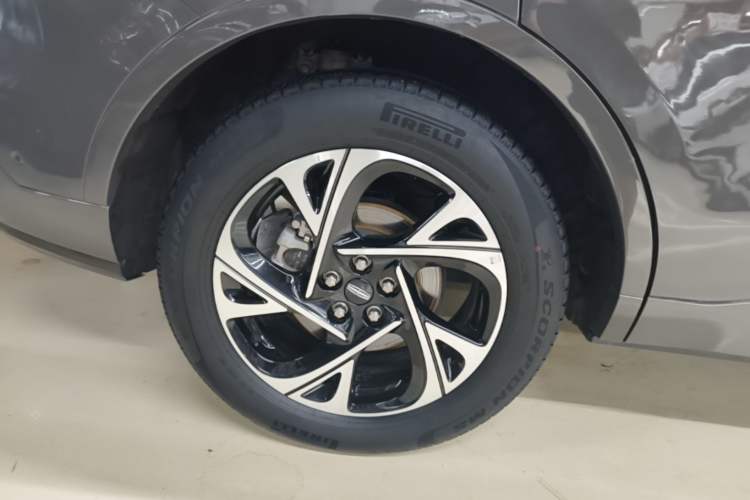 Used Lincoln Nautilus 2023 2.0T All-Wheel-Drive Luxury Hybrid Edition Right Rear Wheel Hub