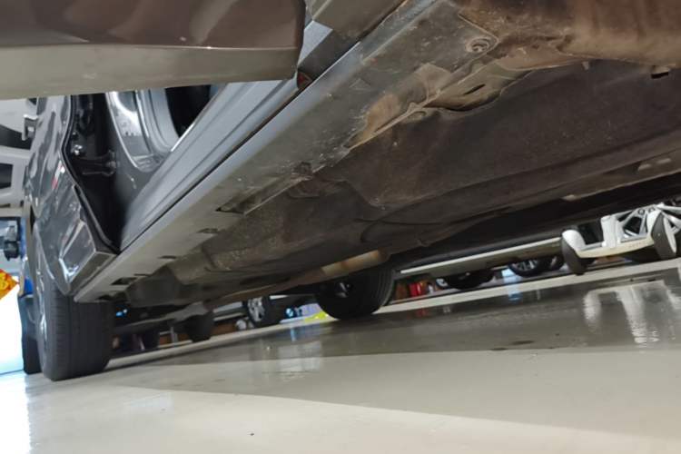 Used Lincoln Nautilus 2023 2.0T All-Wheel-Drive Luxury Hybrid Edition Right Side Sill