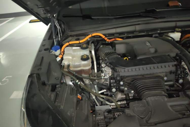 Used Lincoln Nautilus 2023 2.0T All-Wheel-Drive Luxury Hybrid Edition Engine Bay Right