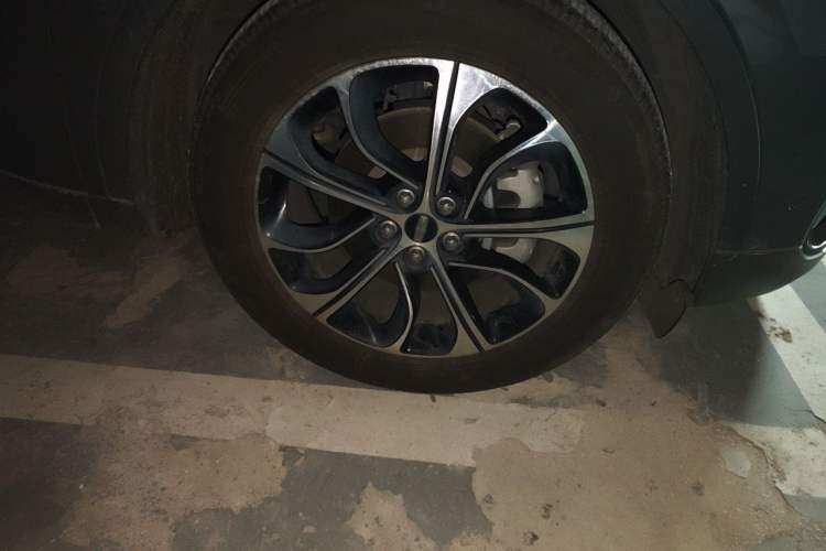 Used Lincoln Nautilus 2023 2.0T All-Wheel-Drive Luxury Edition Right Front Wheel Hub