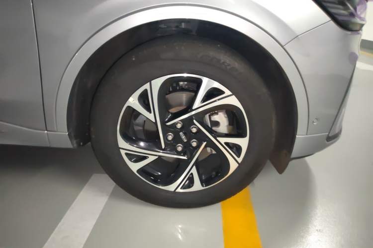 Used Lincoln Nautilus 2023 2.0T All-Wheel-Drive Luxury Hybrid Edition Right Front Wheel Hub