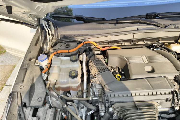 Used Lincoln Nautilus 2023 2.0T All-Wheel-Drive Luxury Hybrid Edition Engine Bay Right