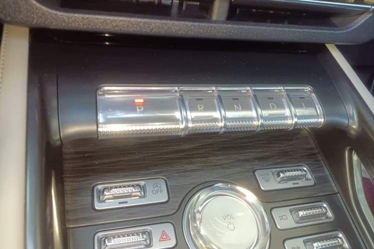Used Lincoln Nautilus 2023 2.0T All-Wheel-Drive Luxury Edition Gear Lever