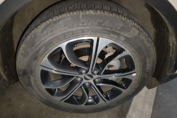 Used Lincoln Nautilus 2023 2.0T All-Wheel-Drive Luxury Edition Right Front Wheel Hub