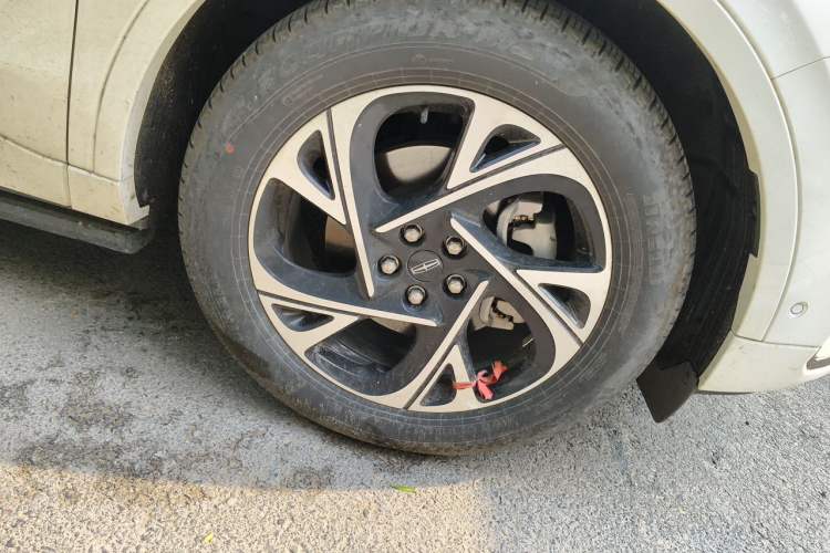 Used Lincoln Nautilus 2023 2.0T All-Wheel-Drive Luxury Hybrid Edition Right Front Wheel Hub