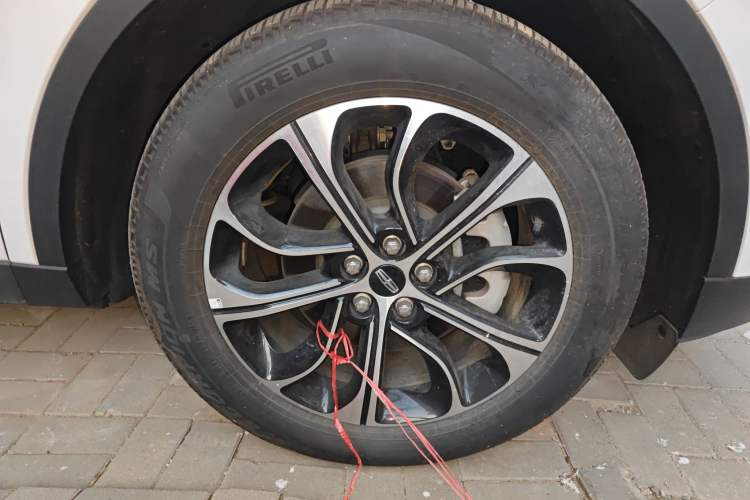 Used Lincoln Nautilus 2023 2.0T All-Wheel-Drive Luxury Edition Right Front Wheel Hub