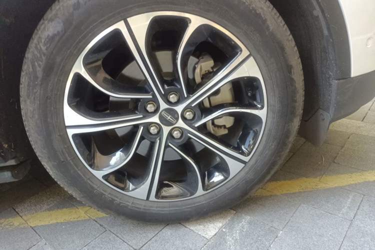 Used Lincoln Nautilus 2023 2.0T All-Wheel-Drive Luxury Edition Right Front Wheel Hub