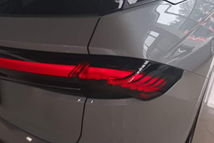 Used Lincoln Nautilus 2023 2.0T Four-Wheel Drive Zunrui Version Right Rear Taillight