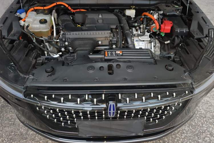 Used Lincoln Nautilus 2025 2.0T All-Wheel-Drive Luxury Hybrid Edition Engine Bay