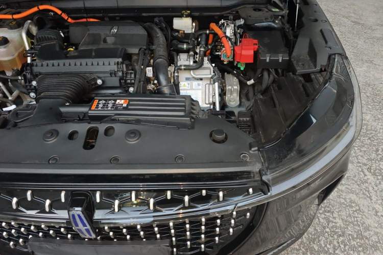 Used Lincoln Nautilus 2025 2.0T All-Wheel-Drive Luxury Hybrid Edition Engine Bay Left