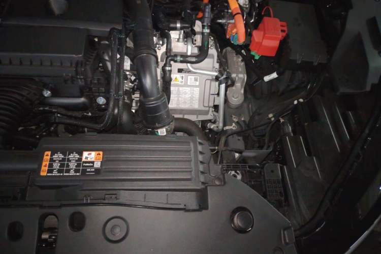 Used Lincoln Nautilus 2025 Model, Facelifted 2.0T Four-Wheel-Drive Zunyi Hybrid Version Engine Bay Left