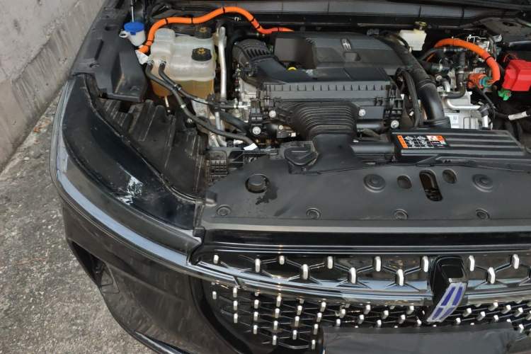 Used Lincoln Nautilus 2025 2.0T All-Wheel-Drive Luxury Hybrid Edition Engine Bay Right