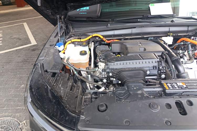 Used Lincoln Nautilus 2025 2.0T All-Wheel-Drive Luxury Hybrid Edition Engine Bay Right