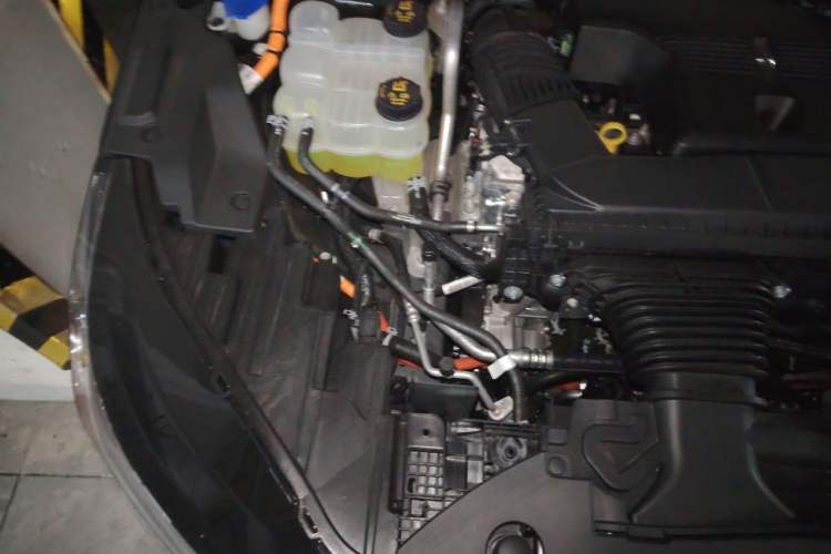 Used Lincoln Nautilus 2025 Model, Facelifted 2.0T Four-Wheel-Drive Zunyi Hybrid Version Engine Bay Right