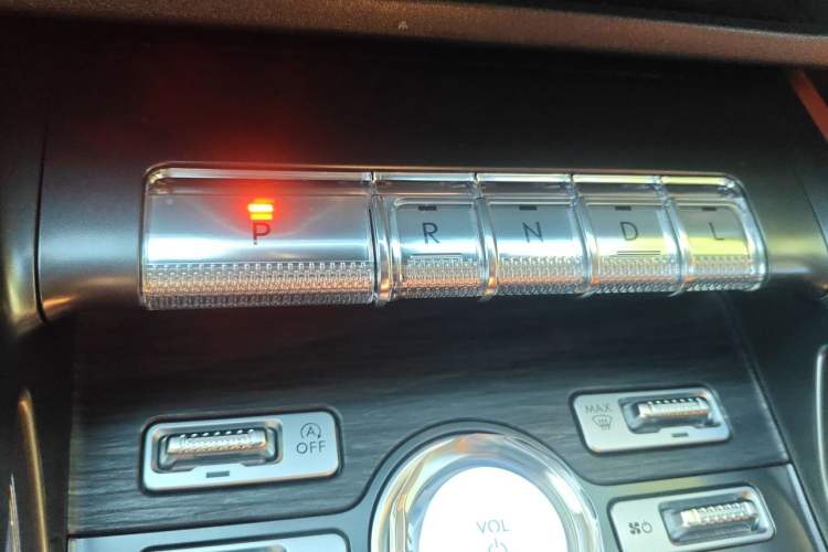 Used Lincoln Nautilus 2025 Model Facelifted 2.0T Four-Wheel Drive Zunyi Edition Gear Lever
