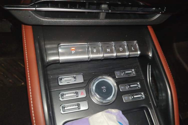 Used Lincoln Nautilus 2025 Model, Facelifted 2.0T Four-Wheel-Drive Zunyi Hybrid Version Gear Lever