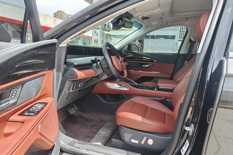 Used Lincoln Nautilus 2025 2.0T All-Wheel-Drive Luxury Hybrid Edition Interior 2
