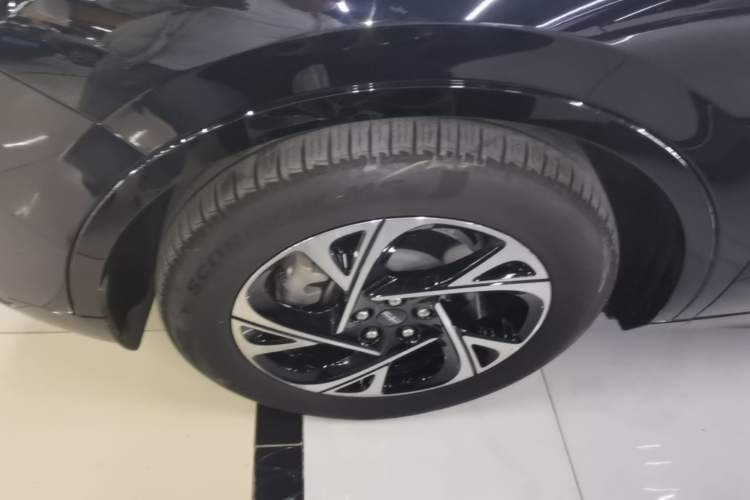 Used Lincoln Nautilus 2025 2.0T All-Wheel-Drive Luxury Hybrid Edition Left Front Wheel Hub