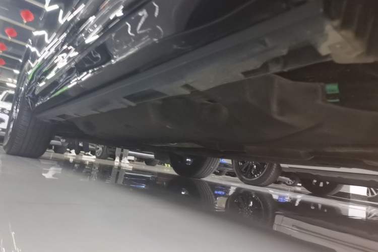 Used Lincoln Nautilus 2025 2.0T All-Wheel-Drive Luxury Hybrid Edition Left Side Sill