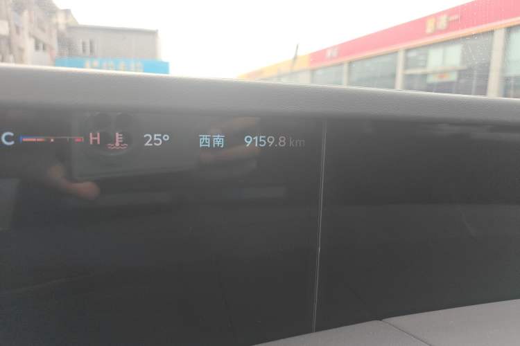 Used Lincoln Nautilus 2025 2.0T All-Wheel-Drive Luxury Hybrid Edition Odometer Close Up