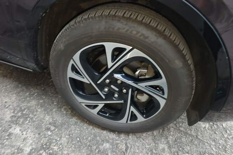 Used Lincoln Nautilus 2025 2.0T All-Wheel-Drive Luxury Hybrid Edition Right Front Wheel Hub