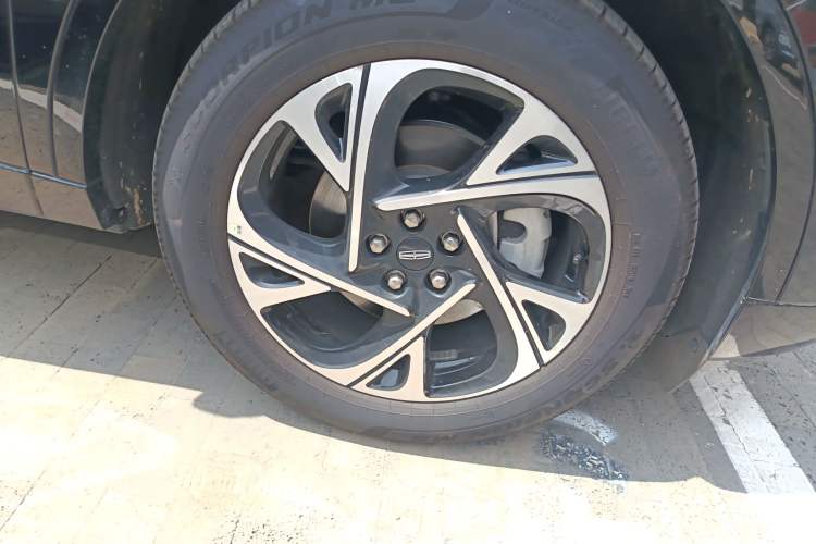 Used Lincoln Nautilus 2025 2.0T All-Wheel-Drive Luxury Hybrid Edition Right Front Wheel Hub