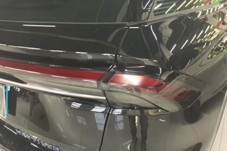 Used Lincoln Nautilus 2025 2.0T All-Wheel-Drive Luxury Hybrid Edition Right Rear Taillight