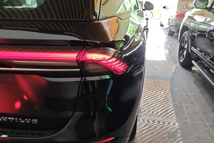 Used Lincoln Nautilus 2025 2.0T All-Wheel-Drive Zunrui Hybrid Version Right Rear Taillight