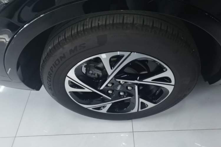 Used Lincoln Nautilus 2025 2.0T All-Wheel-Drive Luxury Hybrid Edition Right Rear Wheel Hub