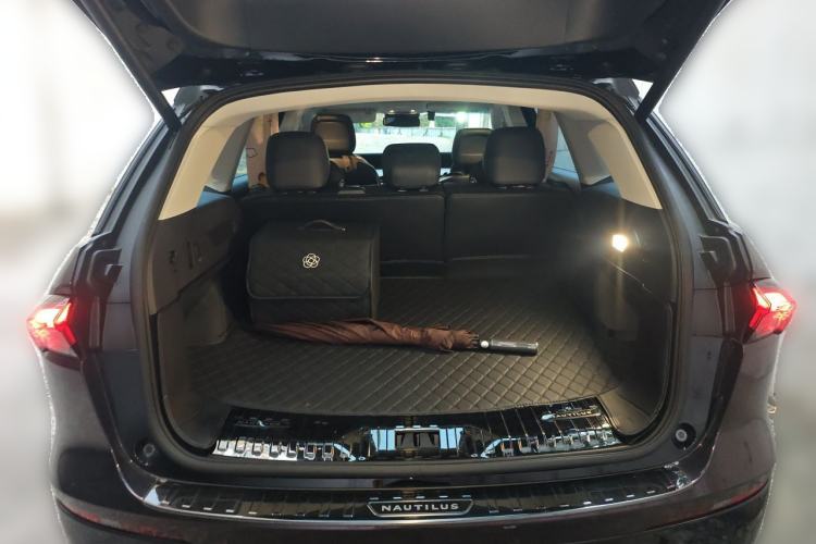 Used Lincoln Nautilus 2025 2.0T All-Wheel-Drive Luxury Hybrid Edition Trunk