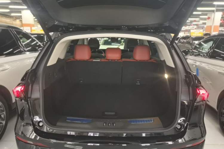 Used Lincoln Nautilus 2025 2.0T All-Wheel-Drive Luxury Hybrid Edition Trunk
