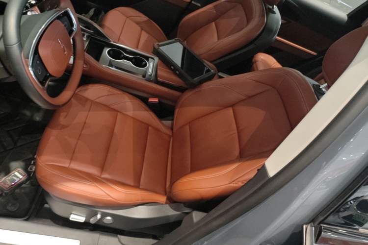 Used Lincoln Nautilus 2025 2.0T All-Wheel-Drive Luxury Hybrid Edition Left Front Seat