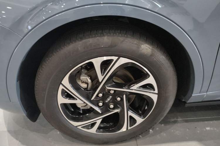 Used Lincoln Nautilus 2025 2.0T All-Wheel-Drive Luxury Hybrid Edition Left Front Wheel Hub
