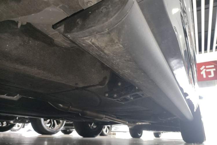 Used Lincoln Nautilus 2025 2.0T All-Wheel-Drive Luxury Hybrid Edition Left Side Sill