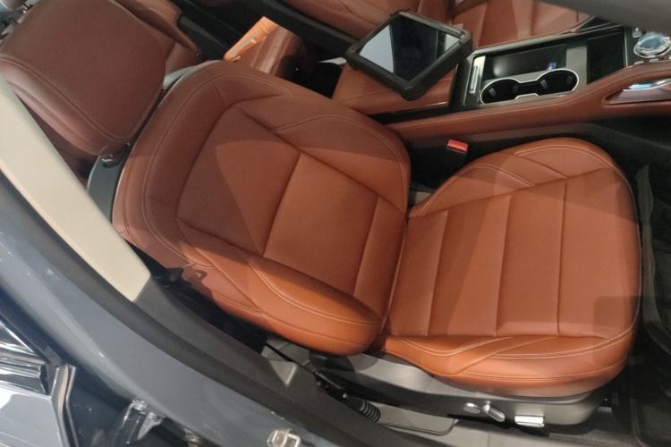 Used Lincoln Nautilus 2025 2.0T All-Wheel-Drive Luxury Hybrid Edition Right Front Seat