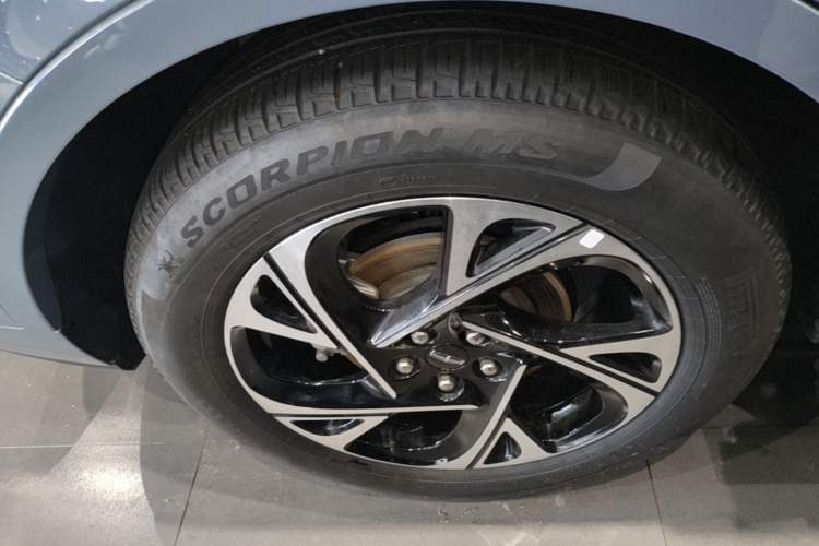 Used Lincoln Nautilus 2025 2.0T All-Wheel-Drive Luxury Hybrid Edition Right Rear Wheel Hub
