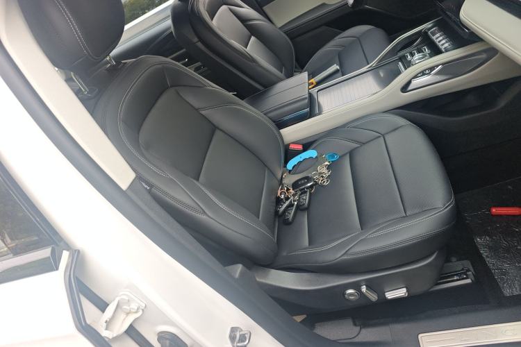 Used Lincoln Nautilus 2025 2.0T All-Wheel-Drive Luxury Hybrid Edition Right Front Seat