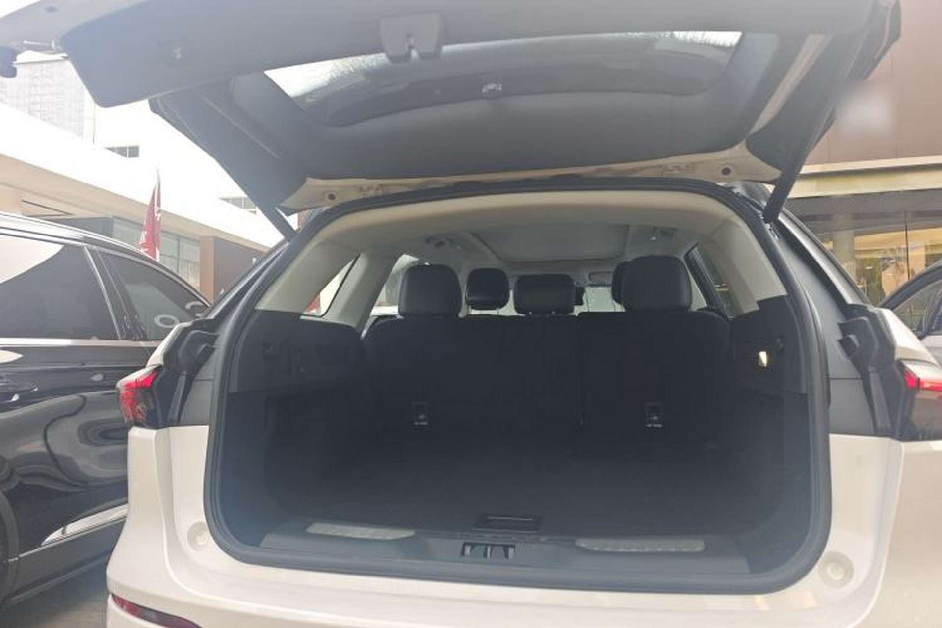 Used Lincoln Nautilus 2025 2.0T All-Wheel-Drive Luxury Hybrid Edition Trunk