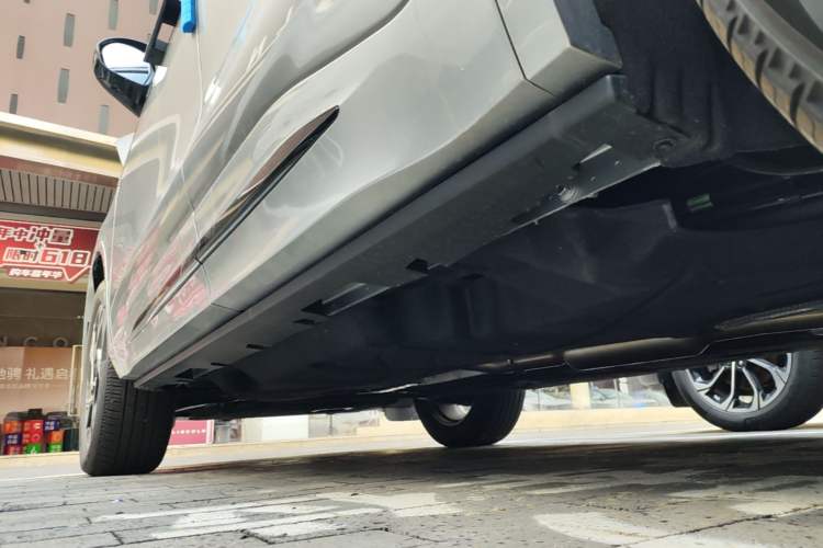 Used Lincoln Nautilus 2026 Model, 2.0T Four-Wheel-Drive Zunyi Hybrid Version Left Side Sill